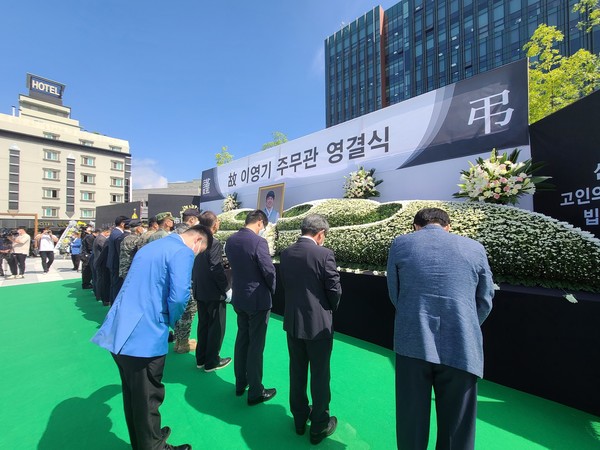 지난 6일 춘천시 의암호에서 발생한 사고로 순직한 춘천시청 고 이영기 주무관의 영결식이 18일 오전 춘천시청에서 엄수됐다.