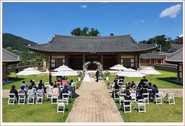 2020년 9월 20일 경북 성주역사충절공원에서 '작은 결혼식'이 열리고 있다.   경북 성주군은 '인구늘리기' 시범 사업의 일환으로 신혼부부에게 작은 결혼식 비용 300만원과 장소를 제공했다고 밝혔다
