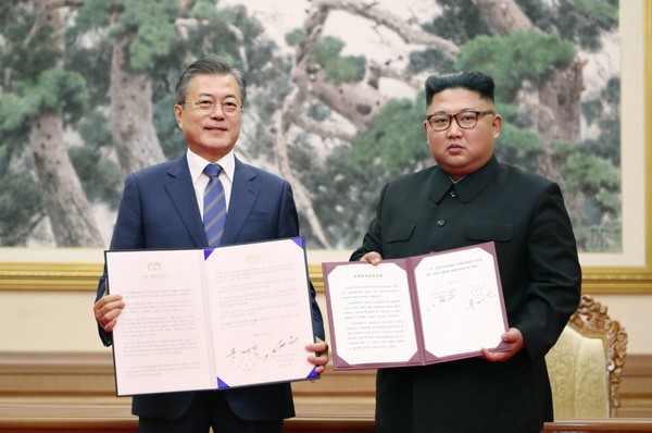  2020년 9월 19일 문재인 대통령과 김정은 국무위원장이 평양 백화원 영빈관에서 평양공동선언문에 서명한 뒤, 합의서를 들어 보이고 기념촬영을 하는 모습.
