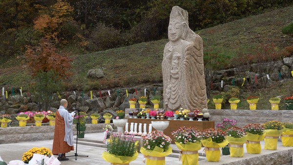 '위로와 치유, 봉덕사 가을미륵제'에서는 지난 8월 의암호 선박사고로 순직한 분들을 추모하고 극락왕생을 기원했다.