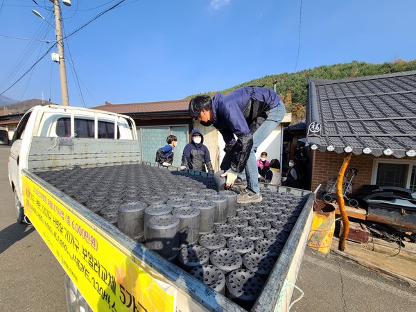낙산사 무산복지재단 '행복하고 따뜻한 겨울나기' 연탄 나눔에는 예년과 달리 철저한 방역 절차를 마친 스님들과 재단 직원들, 소수의 가족 봉사단이 동참해 정성을 전달했다.