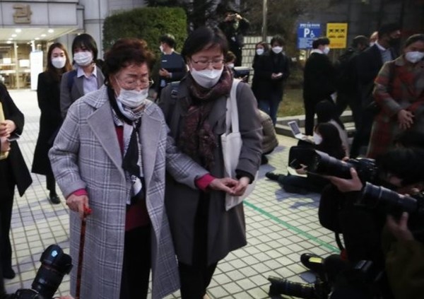 2020년 11월 11일, 이용수 할머니가 마지막 변론기일에 참석한 후 서울중앙지법을 빠져 나가고 있다.