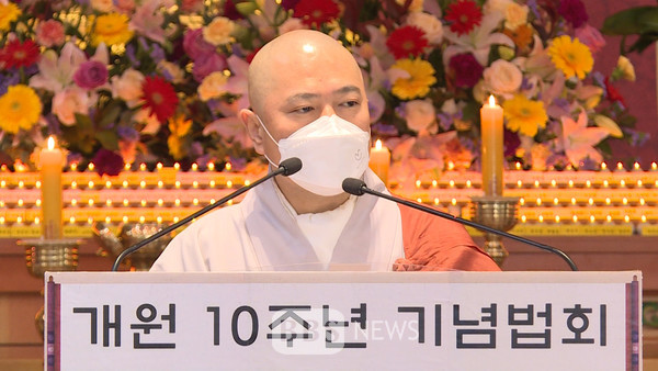 서울 목동 국제선센터 주지 법원스님이 개원 10주년 기념법회에서 조계종 총무원장 원행스님의 치사를 대독하고 있다.