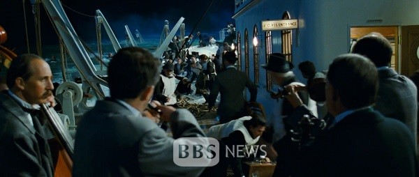 영화 '타이타닉' 중에서 선내 실내 관현악단이 공포감에 사로잡힌 승객들을 위해 연주하는 모습.