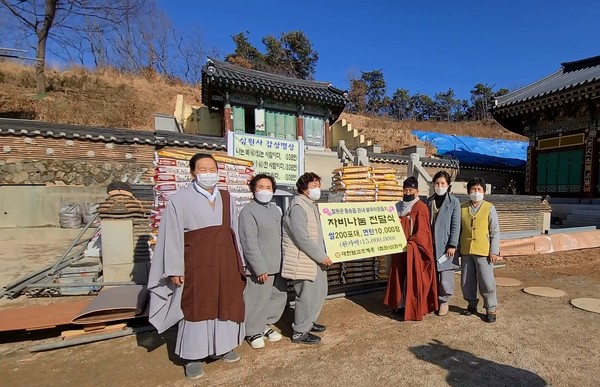 심원사 사부대중은 합동천도재 회향 법회 후, 연탄1만장과 쌀 2백 포대 등 모두 천 5백 만원 상당의 성품을 어려운 이웃에게 전했다.