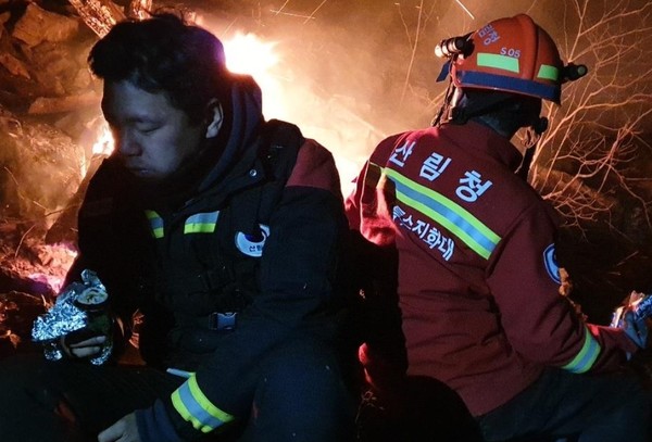 정선군 여량면 구절리에서 발생한 산불로 밤샘 진화에 나선 진화대원들이 새벽 3시 김밥으로 허기를 달래고 있다.