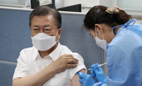 문재인 대통령 내외가 23일 오전 9시 서울 종로구 보건소에서 아스트라제네카 백신 1차 접종을 마쳤다.