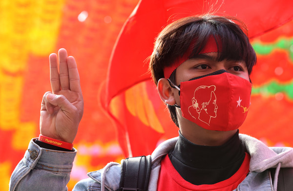 지난 21일, 서울 조계사에서 재한아시아 불자들의모임 주최로 열린 '미얀마 민주주의 회복 위한 기자회견'에서 한 참가자가 쿠데타를 향한 저항의 의미가 담긴 '세 손가락 경례'를 하고 있다.