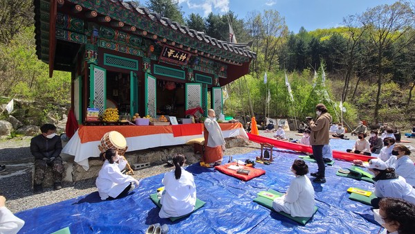 강원도 홍천군 북방면에 자리한 만다라 성지 여래사(주지 동휘스님)는 18일, 코로나19 극복과 모두의 행복을 기원하는 산신대재를 봉행하고 "아무도 아프지 않도록" 발원했다.
