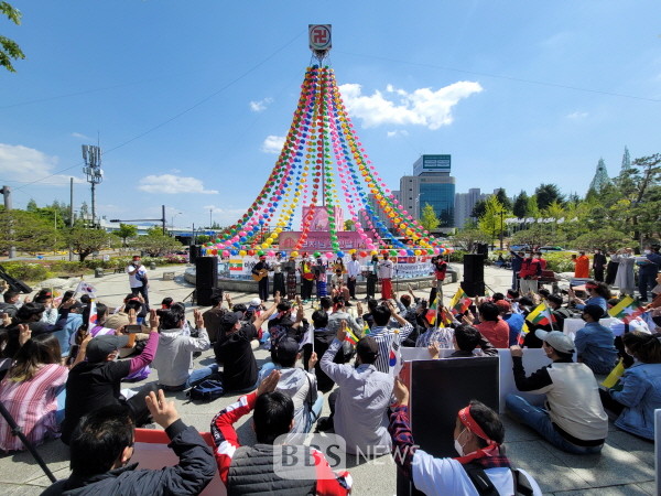 '미얀마 쿠데타 반대와 민주와운동 응원'  집회가 18일 경북 구미 원평동 분수공원에서 열리고 있다.