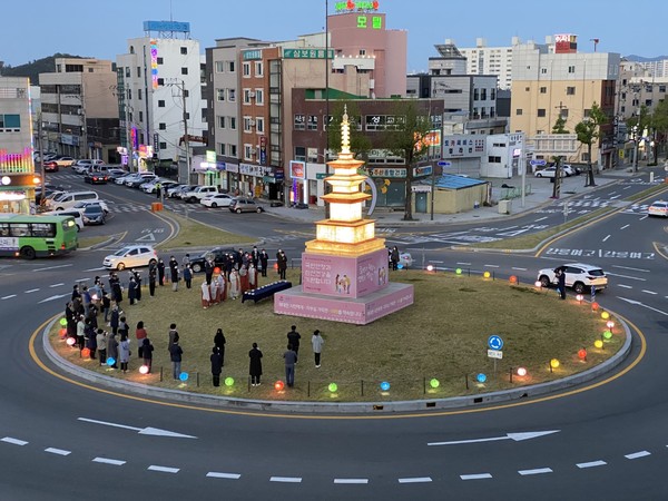 강릉불교사암연합회와 강릉불교신도연합회는 25일 불기 2565년 부처님 오신 날 봉축점등 법요식을 봉행하고 코로나19 극복과 지역 시민의 안녕, 지역 발전을 기원했다.