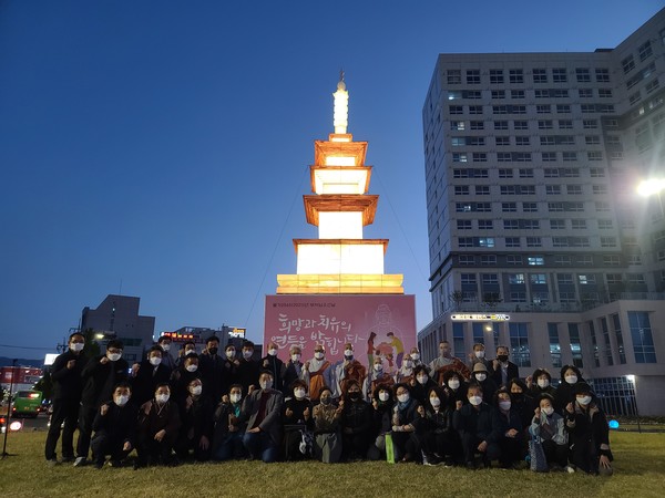 강릉 봉축점등 법요식은 코로나19 확산 방지를 위해 연합회 회장 청우스님, 현덕사 주지 현종스님, 삼덕사 지명스님, 관음사 유엄스님,  등명낙가사 문종스님 등 스님들, 고광록 4교구 연합신도회장, 정의원 강릉불교신도연합회 회장, 강릉시의회 강희돈 의장, 심영섭 도의원 등 최소 인원이 동참한 가운데 봉행됐다.