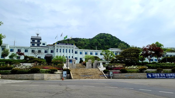 27일 강원도에 따르면, 최문순 도정 10년 동안 예산 7조원 시대를 열었고, 교통망 확충, 지역내 총생산과 개인소득 증대, 경제 기반 성장 지속 등의 성과를 거뒀다.