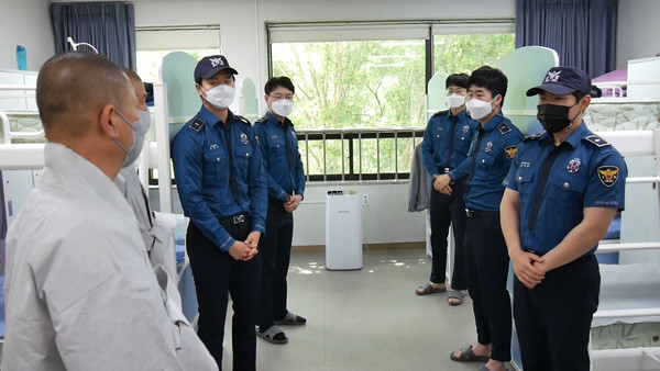 밀양사암연합회 스님들이 밀양경찰서 의경들을 격려하고 있는 모습.