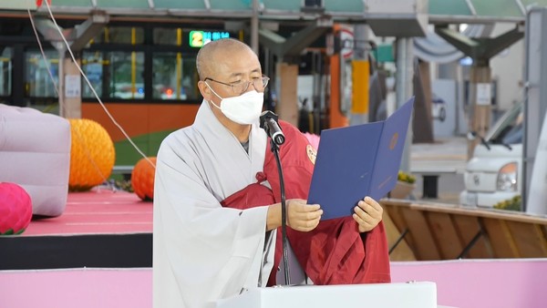 밀양불교사암연합회 봉축 점등식 개회를 선언하고 있는 설혜스님.