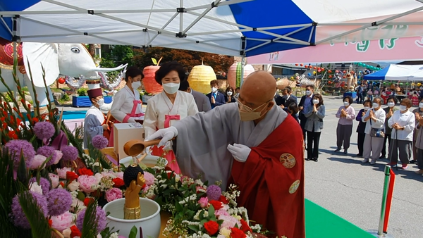 춘천 천태종 삼운사는 불기 2565년 부처님 오신 날 봉축 법요식을 봉행하고, 불보살님의 가피와 불자들의 수행 공덕 회향으로 행복한 일상을 되찾기를 기원했다.