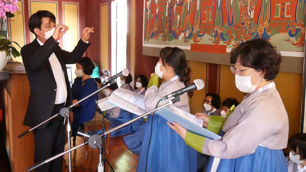 봉축법요식 찬불공양 모습.