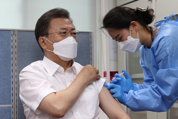 문재인 대통령이 지난 3월 23일 오전 서울 종로구보건소에서 아스트라제네카(AZ)사의 코로나19 백신을 맞았다.