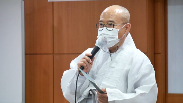 인사말을 하고 있는 (사)가야문화진흥원 이사장 송산스님.