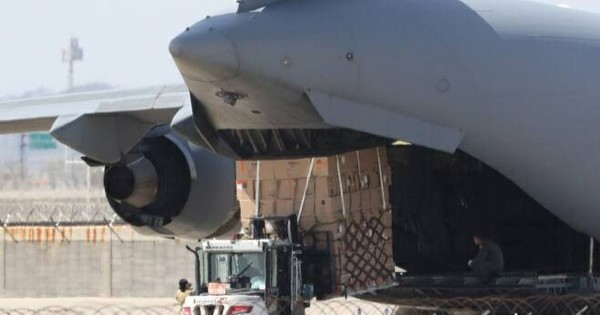 2020년 3월 27일 오후 인천공항에서 관계자들이 북대서양조약기구(나토·NATO)의 C-17 글로브마스터 수송기에 루마니아로 향할 한국산 방호복과 코로나19 진단키트를 싣고 있다.
