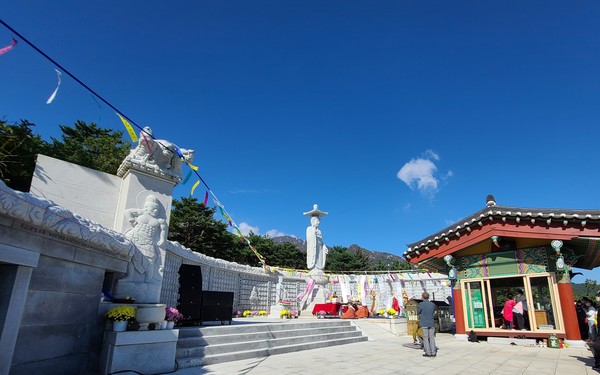 최북단 미륵도량 금강산 화암사(주지 웅산스님)는 14일, 신축년 미륵부처님 봉찬 다례법회를 봉행하고 국태민안과 평화통일을 기원했다.
