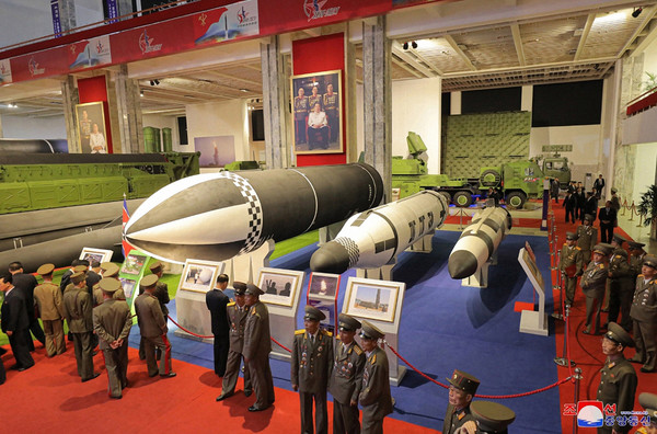 북한이 노동당 창건 76주년을 맞아 지난 11일 개최한 국방발전전람회. 왼쪽부터 북극성-5형, 북극성-1형과 기존에 공개되지 않았으며 크기를 줄인 신형 잠수함발사탄도미사일(SLBM)이 전시됐다. 
