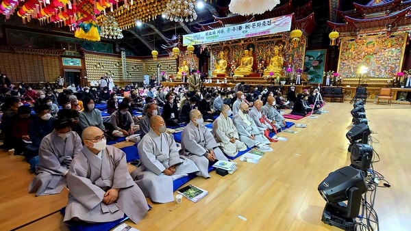 춘천 삼운사와 봉덕사가 주최한 '위로와 치유 춘추(春秋) 문화축전' 생명평화 토크 콘서트와 시민행복 기원 공연이 11일(목) 오후 삼운사에서 열렸다.