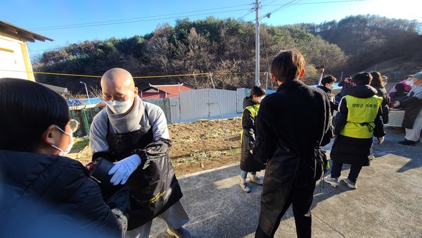 낙산사 무산복지재단(이사장 금곡스님)은 4일, 지역 내 홀몸 어르신과 어려운 이웃의 따뜻한 겨울나기를 위해 연탄 3만 6천 여장과 난방유 1만 리터, 쌀, 식품꾸러미 등을 전했다.