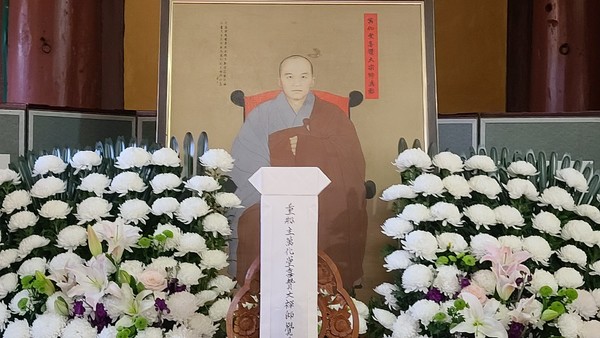 대한불교조계종 제 4교구 본사 오대산 월정사는 9일, 중창주 만화당 희찬 대선사 38주기 추모다례재를 봉행하고 선사의 가르침을 되새기고 유지를 이을 것을 다짐했다. 