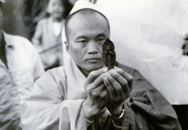 만화당 희찬 대선사는 1938년 탄허스님을 은사로 출가 득도 한 후 상원사와 월정사 주지를 역임하며 한국 전쟁으로 폐허가 된 가람을 중창해 오늘날 대가람으로서의 월정사 토대를 마련했다.