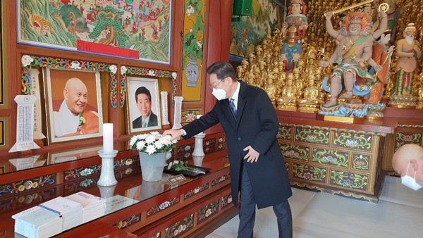 16일 낙산사를 방문한 이재명 후보가 보타전을 참배하고 고 노무현 전 대통령 영정에 헌화를 하고 있다.