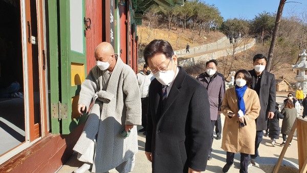 16일 낙산사를 찾은 이재명 후보가 부주지 법인스님과 함께 보타전을 참배했다.