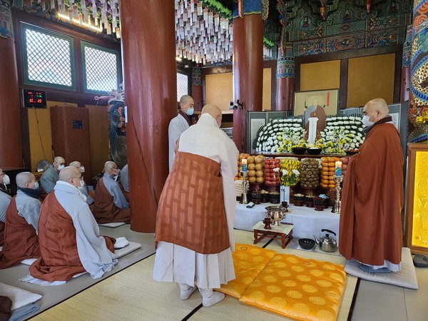 오대산 월정사는 동안거 해제와 함께 한국 현대 불교의 큰 스승 탄허당 택성 대종사 탄신 109주년 다례재를 봉행하고 스님의 가르침을 새겼다.
