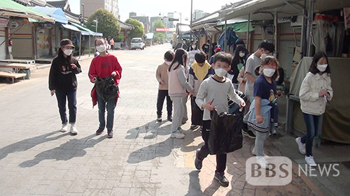 전남 구례 청천초등학교 학생들이 구례 5일장에서 쓰레기를 줍고 있다.