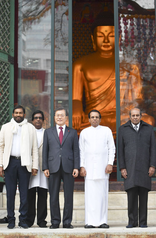 2017년 11월 28일 서울 조계사에서 만난 문재인 전 대통령과 마이트리팔라 시리세나 스리랑카 전 대통령.