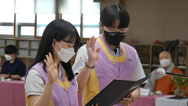 경남파라미타 학생 대표들의 선서문 낭독 모습.
