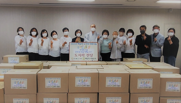 설악산 백담사는 3일, 인제군 사회복지관을 방문해 지역 내 홀몸어르신을 위해 직접 장만한 사찰음식 도시락 600개를 전달했다.