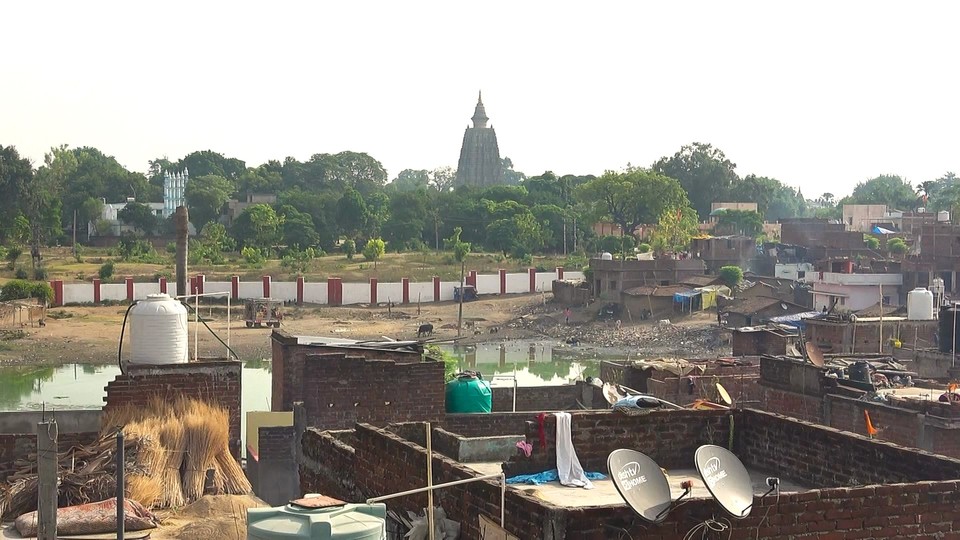 분황사 뜰 안에서 보이는 마하보디대탑, 사진에는 보이지 않지만 주변에 미얀마 불교를 상징하는 '금색 첨탑'으로 이뤄진 사찰 등 세계 각국의 사찰들을 볼 수 있다.