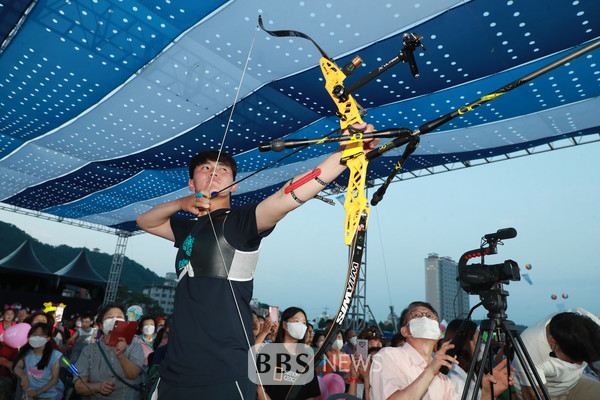 도쿄올림픽 2관왕 김제덕 선수가 활쏘기 개막 세레머니를 펼치고 있다. 예천군 제공