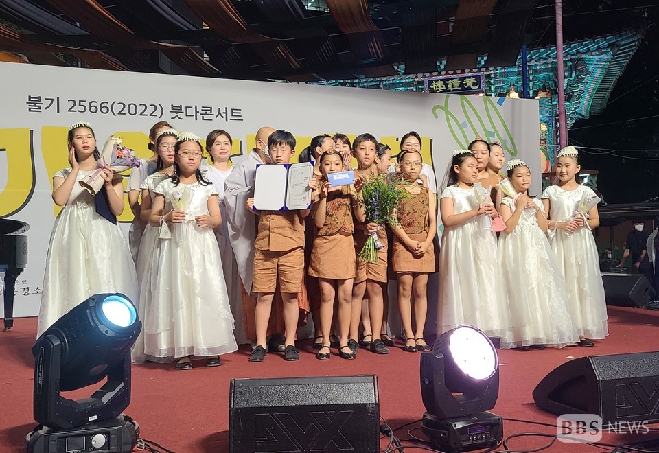 찬불가 열창대회 대상을 수상한 보리왓 '보리수어린이합창단'과 최우수상을 수상한 조계사 '아이랑'