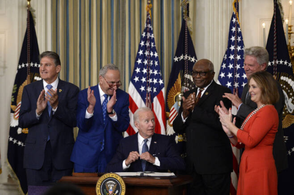 조 바이든 미국 대통령이 8월 16일(현지시간) 백악관에서 '인플레이션 감축법'에 서명하고 있다.