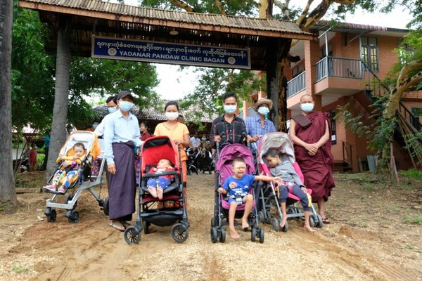 강원도 홍천 마하공방 미얀마 현지법인은 지난 추석 연휴 기간 미얀마 바간에 자리한 중부 파코쿠시와 바간 야타나 본산 사원 무료 치료 센터에 장애아동을 위한 유모차 300대를 지원했다.