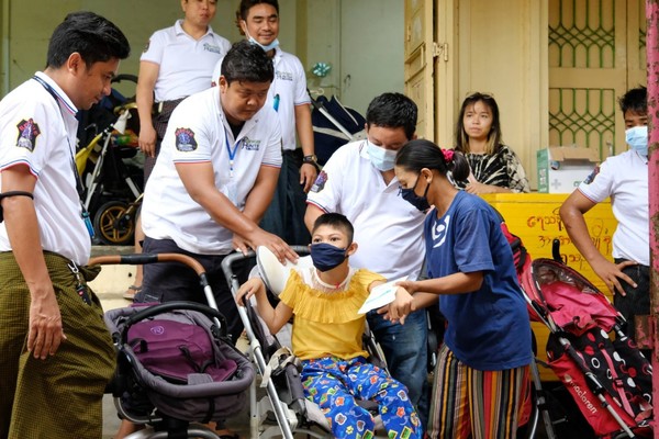 강원도 홍천 마하공방 미얀마 현지법인은 지난 추석 연휴 기간 미얀마 바간에 자리한 중부 파코쿠시와 바간 야타나 본산 사원 무료 치료 센터에 장애아동을 위한 유모차 300대를 지원했다.
