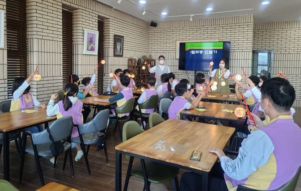 팔모등 만들기 체험 모습.