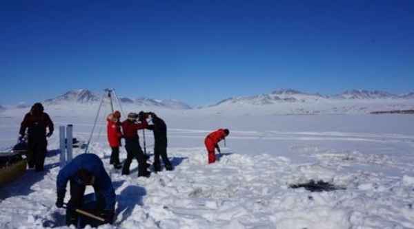 캐나다 북부 헤이즌 호수서 침전물 채취하는 과학자들