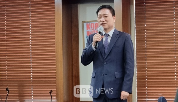손승현 우정사업본부장이 지난달 23일 기자간담회를 갖고 있다.