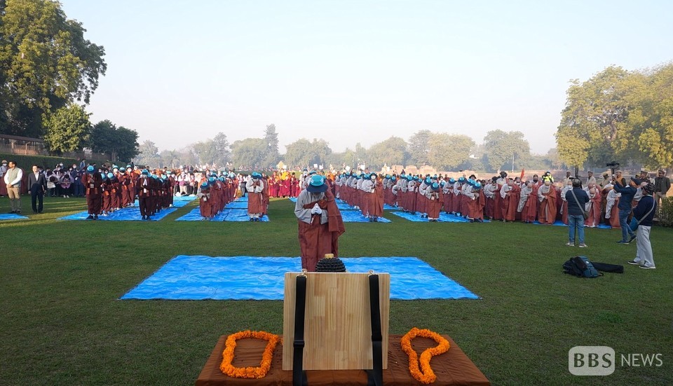 인도 사르나트 '다메크스투파' 앞에서 봉행된 만행결사 입재식, 상월결사 회주 자승스님과 순례단을 포함한 사부대중이 점안을 통해 나툰 부처님을 향해 경배를 올리고 있다.