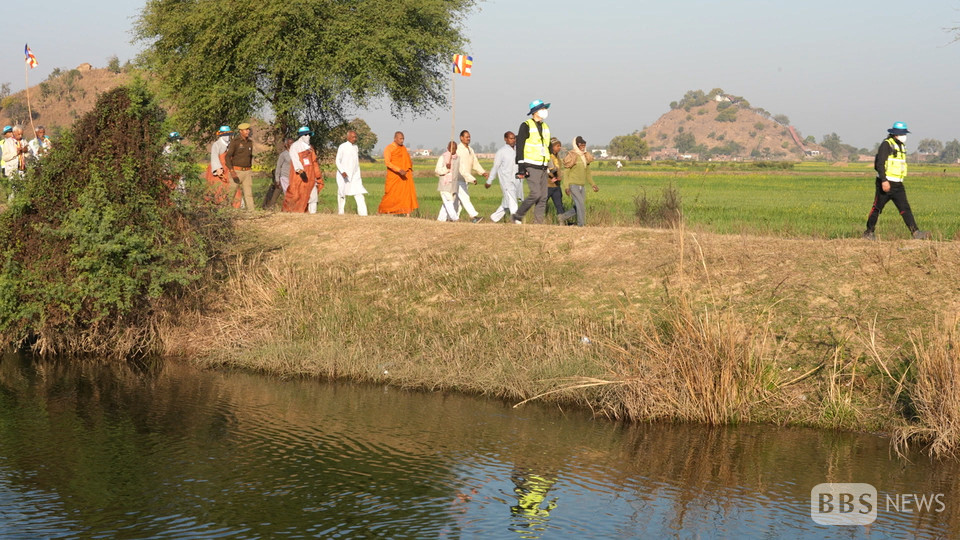 상월결사 인도 순례단과 함께 지역 불자들이 불교기를 들고 함께 걷고 있다.