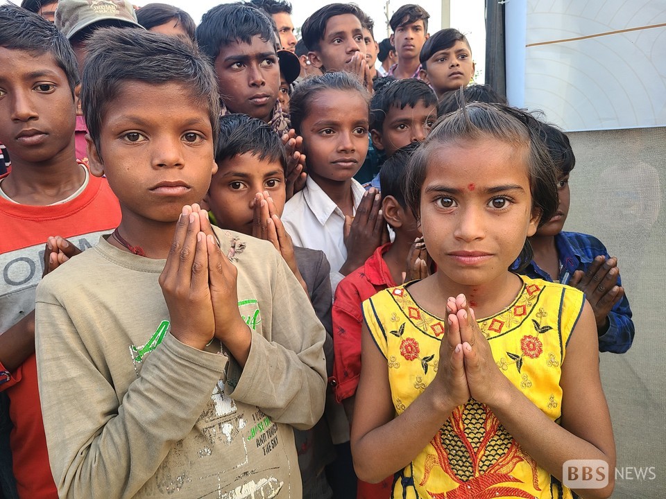 인도 파르사 마을, 저녁예불 시간에 숙영지로 나온 현지 불자 어린이들이 두 손을 모으고 합장을 하고 있다.