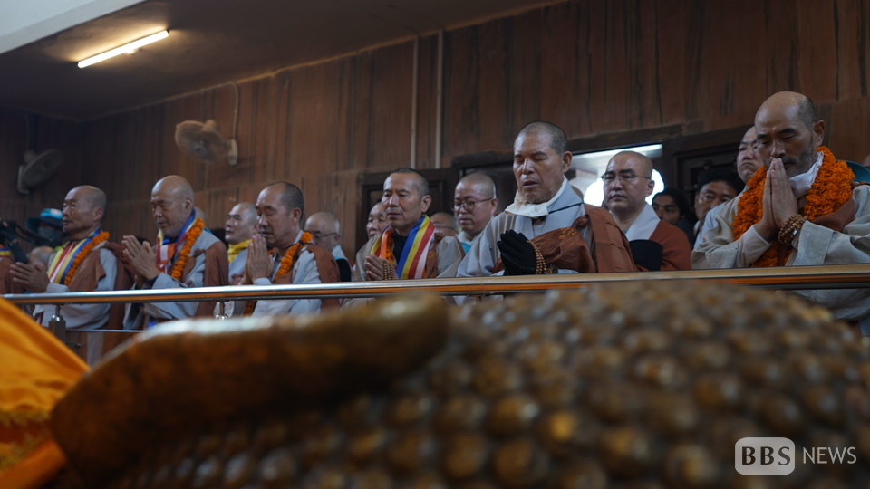 상월결사 회주 자승스님 등 상월결사 인도 순례단이 부처님 열반지 쿠시나가르 열반당에서 금란가사 공양법회를 봉행하고 있다.